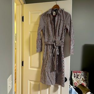 Waist accentuated button down dress